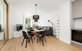 Cozy Black&White Studio in City Center with FREE GARAGE Poznań by Noclegi Renters